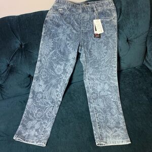 NWT. FDJ Light Blue Floral
Wash Straight Leg Jeans